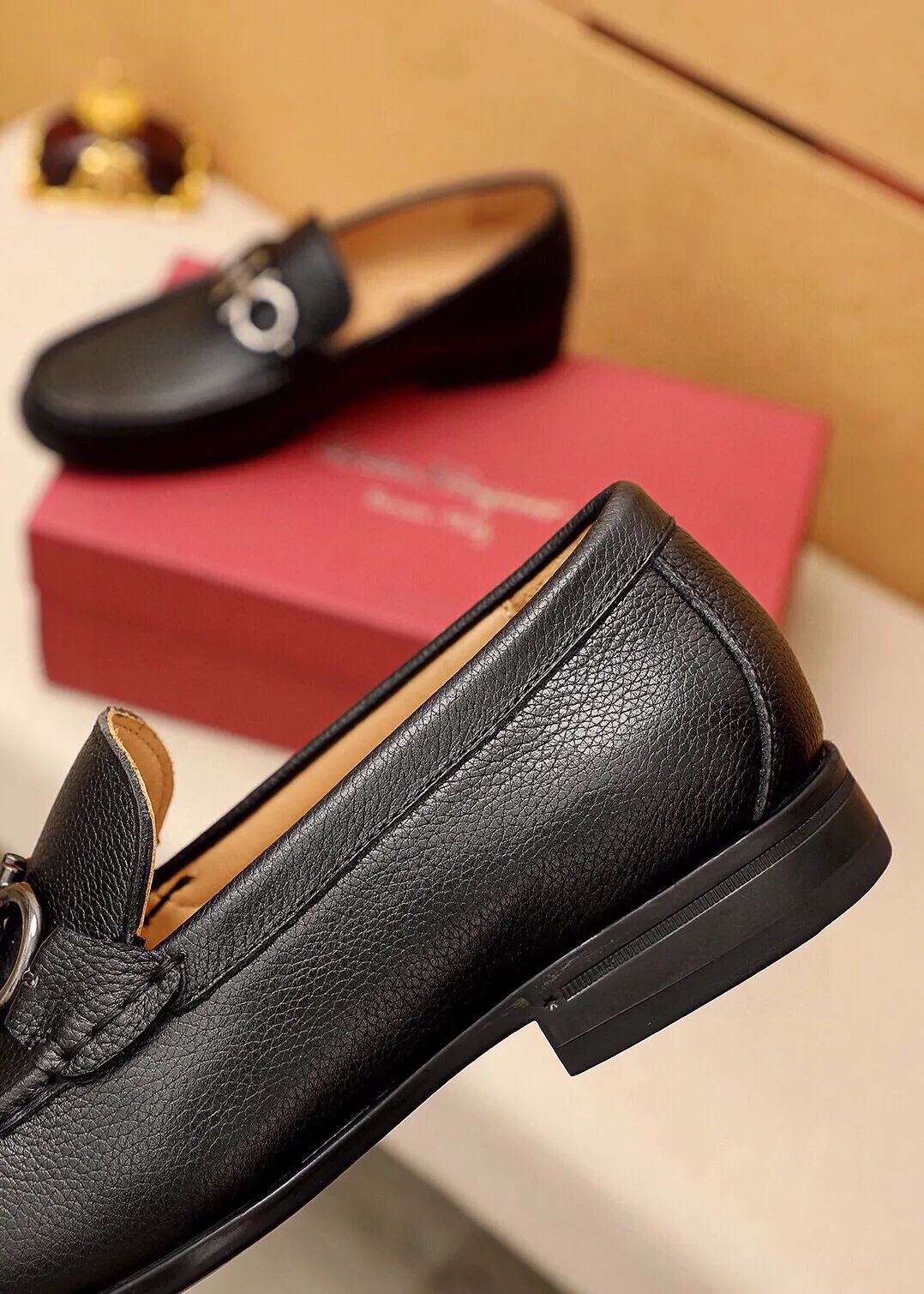 Men's shoes 💰480 💐 Product trademark: Ferragamo "Ferragamo" casual leather shoes Regular size: 38-44 (45🉑️customized) Product materials: Selected imported first-layer pebbled cowhide leather upper + luxury hardware buckle, imported water-dyed cowhide leather lining. Strong three-dimensional visual effect, original outsole color: 4⃣️seed leather materials available
